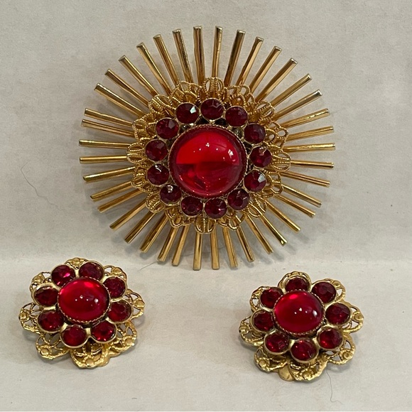 Vintage 1960s Red Sunburst Gold Tone Clip On Earrings Brooch Set Costume Jewelry - Picture 1 of 4